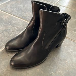 BNWOT Ecco Ankle Zip Fashion Boot